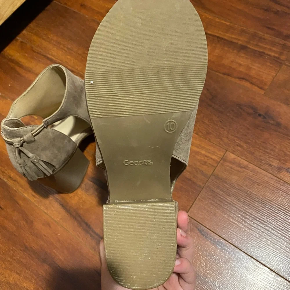 George heels - Picture 4 of 5